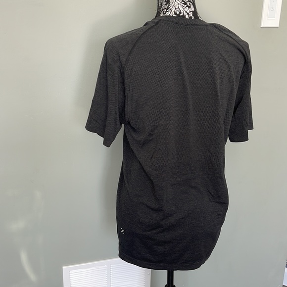 Lululemon Mens Medium Top - Picture 2 of 2